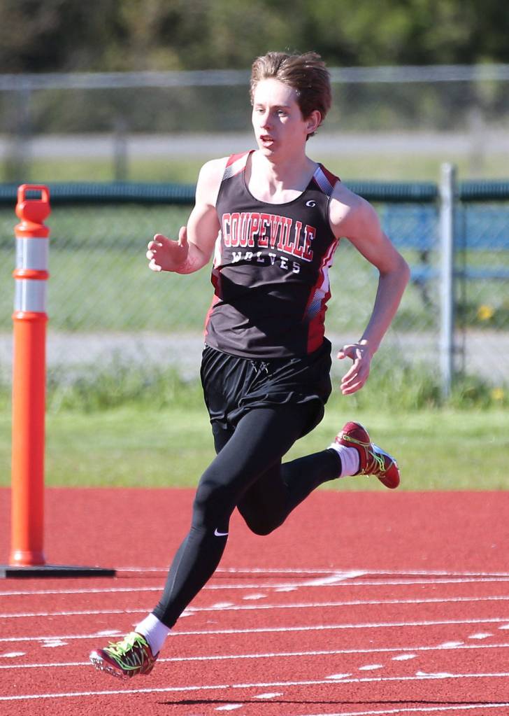 Henry Wynn rounds the final turn in winning the 400. (Photo by John Fisken)