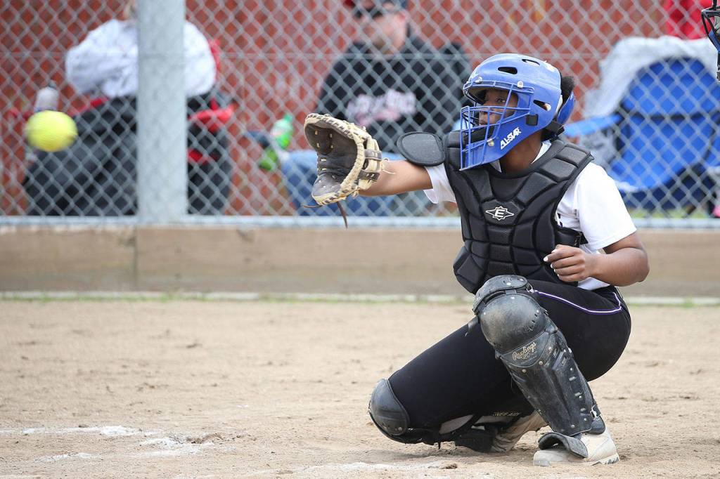 Catcher Audrey Howard looks in a pitch. (Photo by John Fisken)