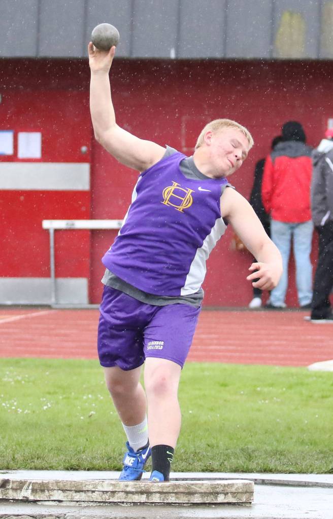 Justin Campbell competes in the shot put for Oak Harbor. (Photo by John Fisken)