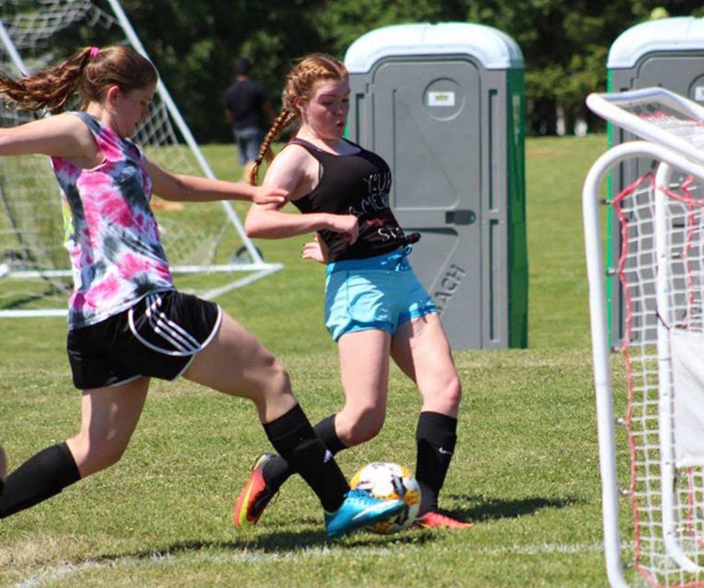 Gracie Hiteshew, right, get ready to score. (Photo by Trina Coe)