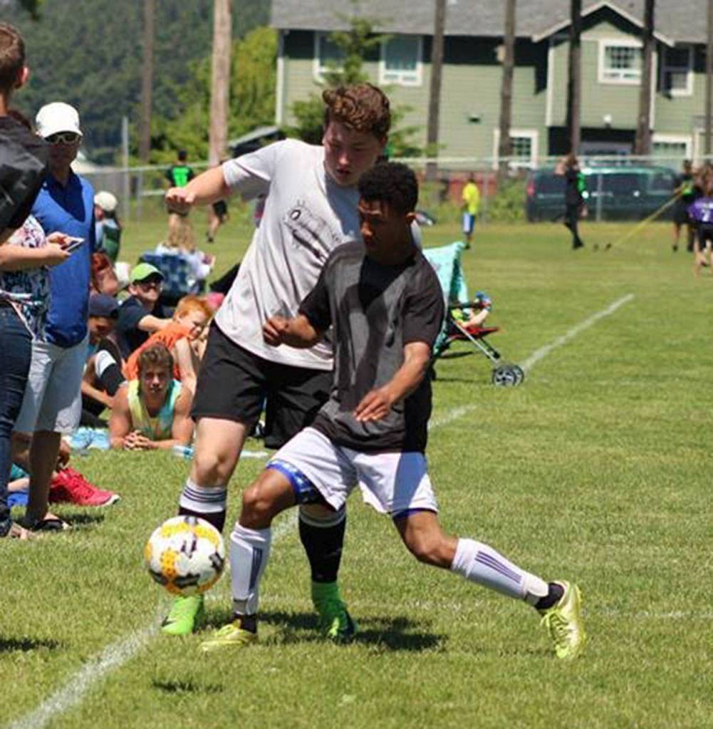 Chaz Purdy, left, and Jordan Shelley battle along the sideline. (Photo by Trina Coe)