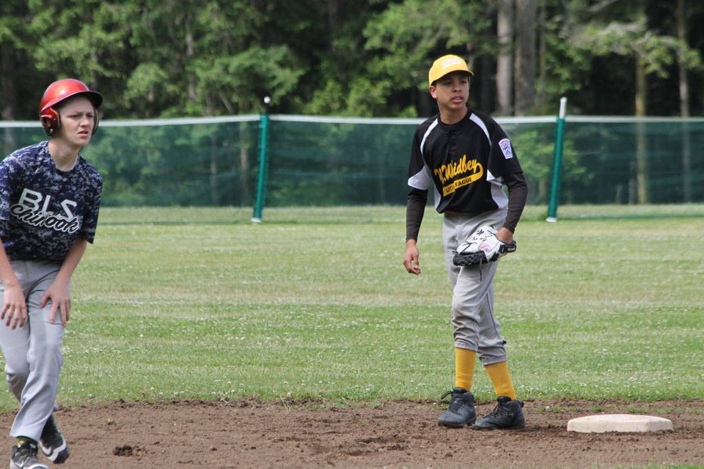 Shortstop Saniel Santiago holds a Bonney Lake-Sumner runner at second base. (Photo by Jim Waller/Whidbey News-Times)