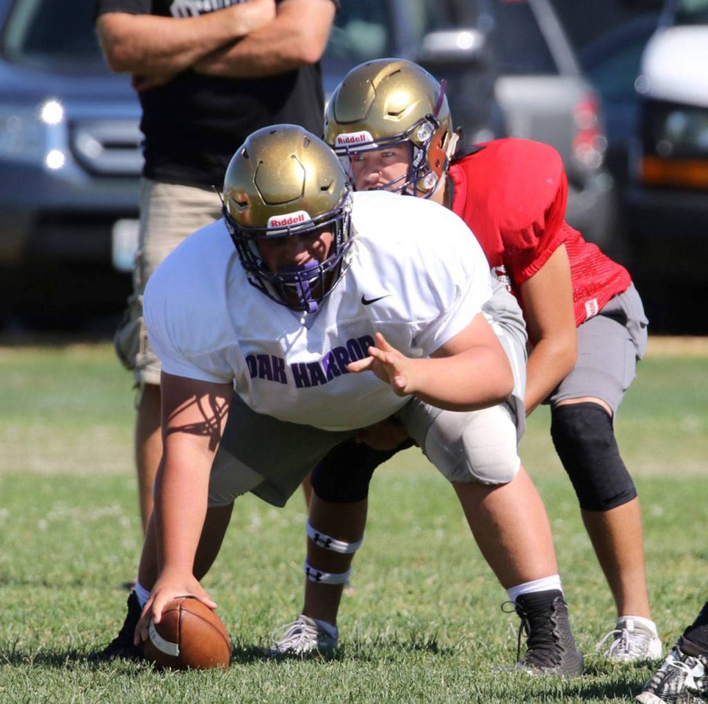Nathaniel Nunez prepares to snap the ball to Jordan Bell.