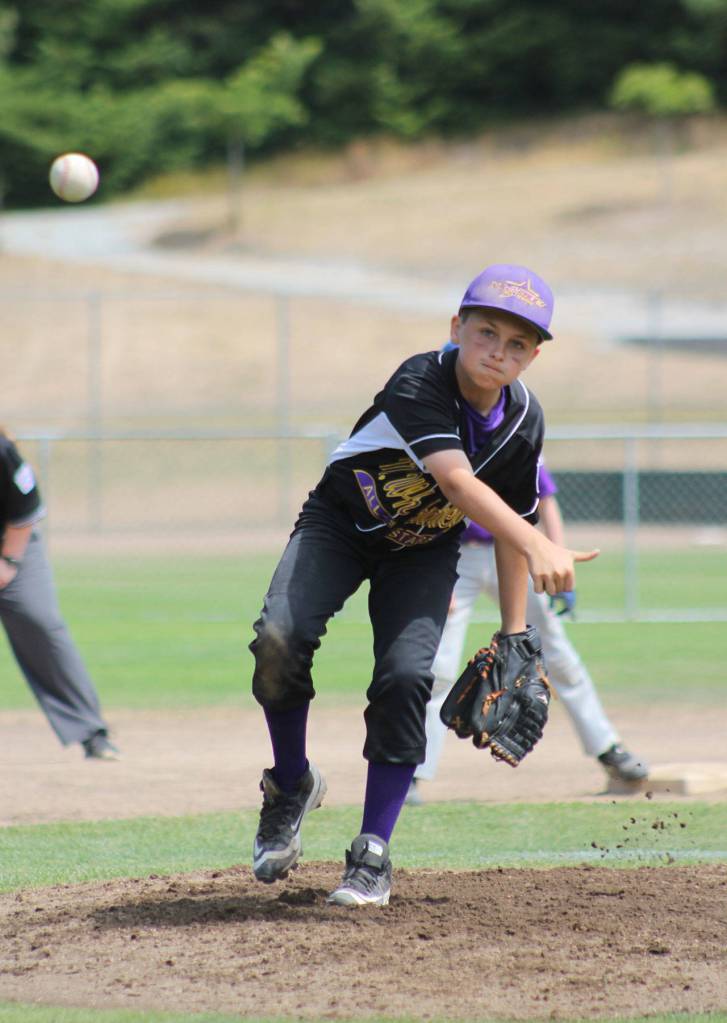 Taryn Hardy tosses a pitch on the way to throwing a five-hitter. (Photo by Jim Waller/Whidbey News-Times)