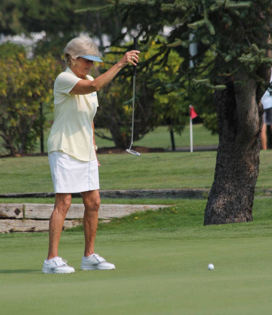 Cindy Campbell lines up a putt Friday. (Photo by Jim Waller/Whidbey News-Times)