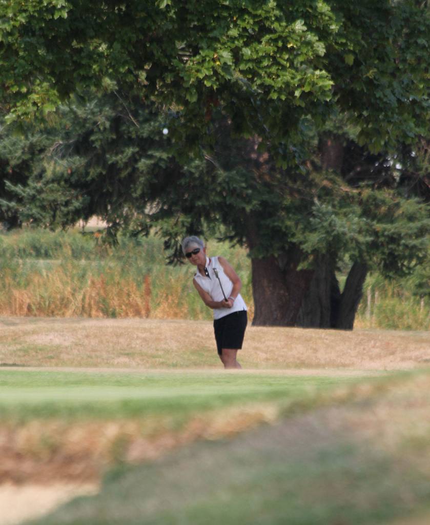 Pat West chips up to the green. (Photo by Jim Waller/Whidbey News-Times)
