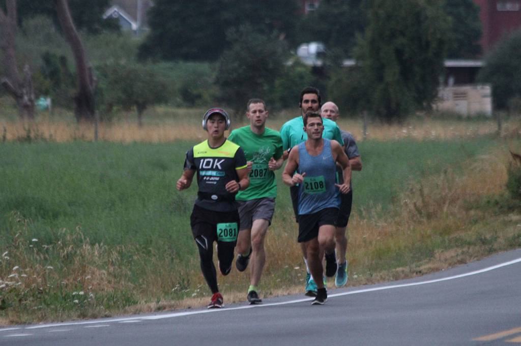 The half marathon leaders separate from the pack. (Photo by Jim Waller/Whidbey News-Times)