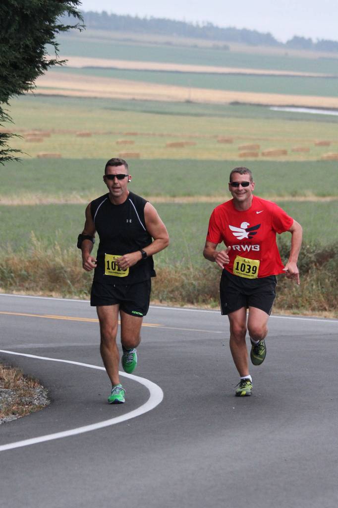 Marathoners Lee Frye of Hawaii, left, and Michael Teter of California are a long way from home. (Photo by Jim Waller/Whidbey News-Times)