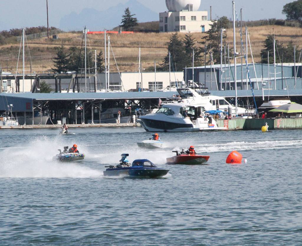 Hydros roar across bay / Photos