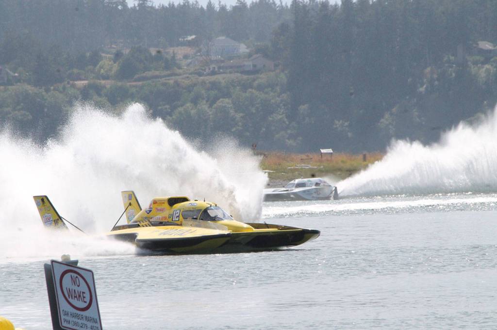 Hydros roar across bay / Photos