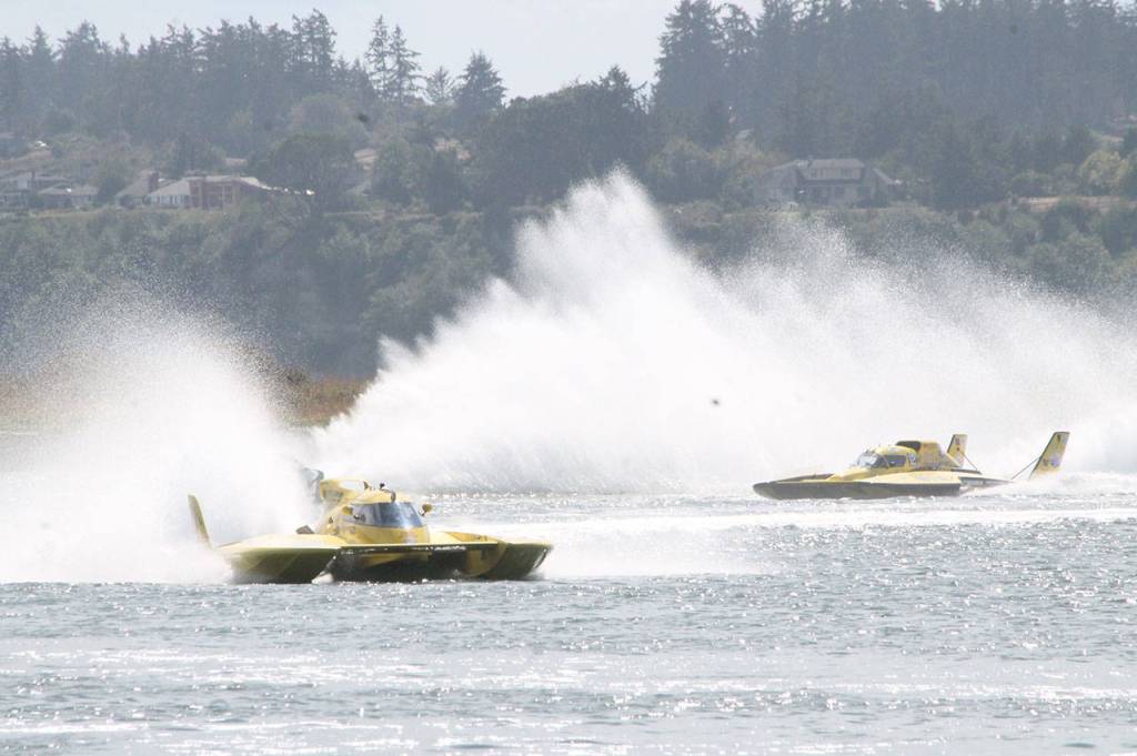 Hydros roar across bay / Photos