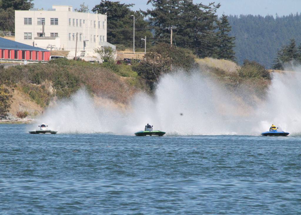 Hydros roar across bay / Photos