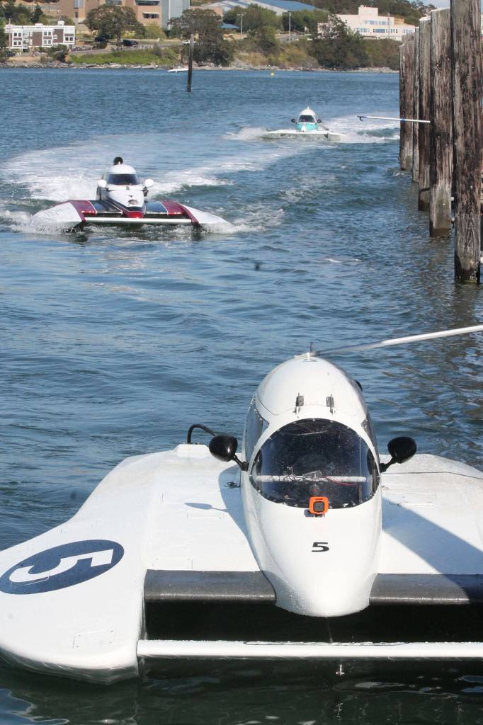 Hydros roar across bay / Photos