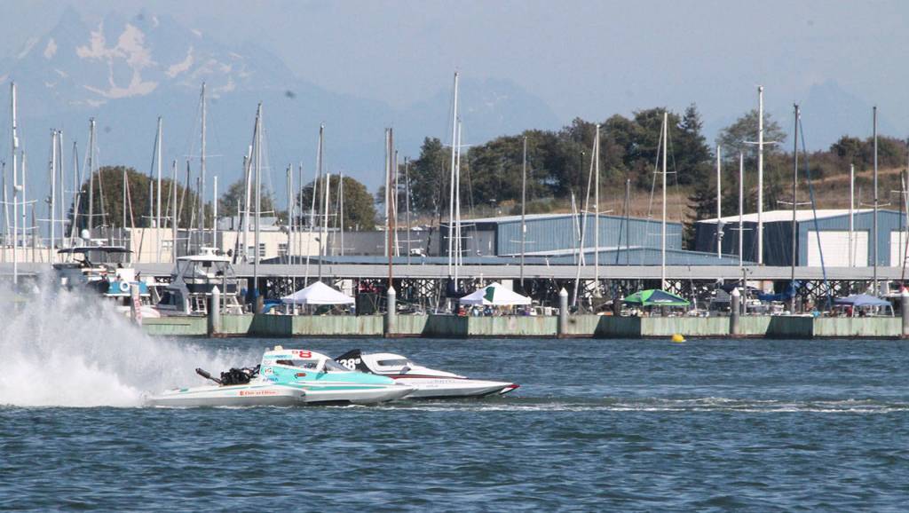 Hydros roar across bay / Photos