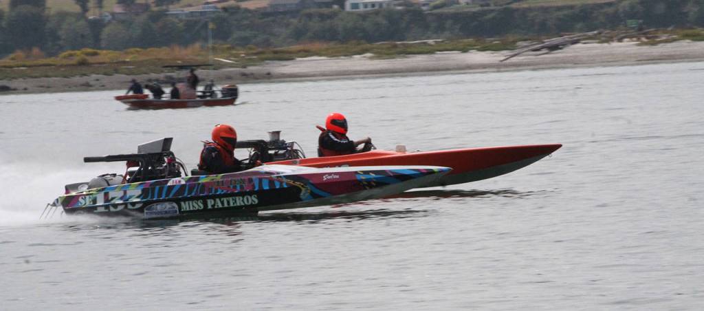 Hydros roar across bay / Photos