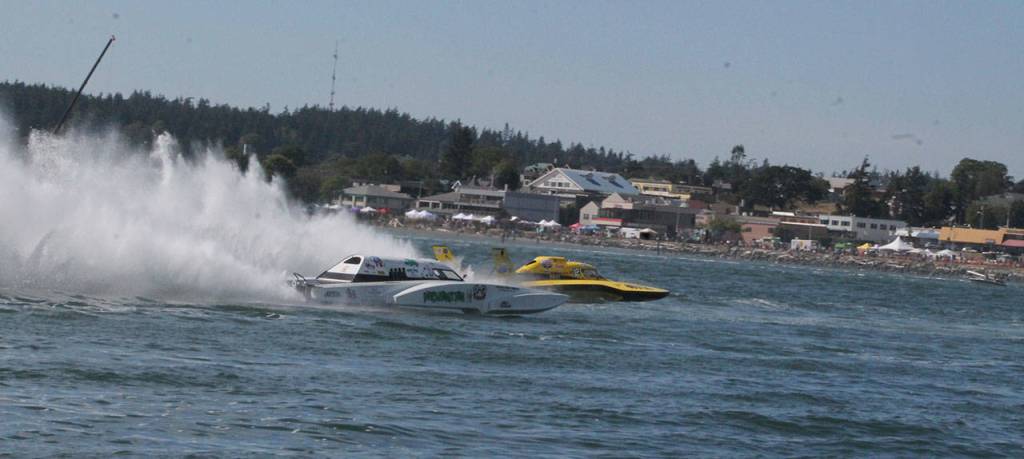 Hydros roar across bay / Photos