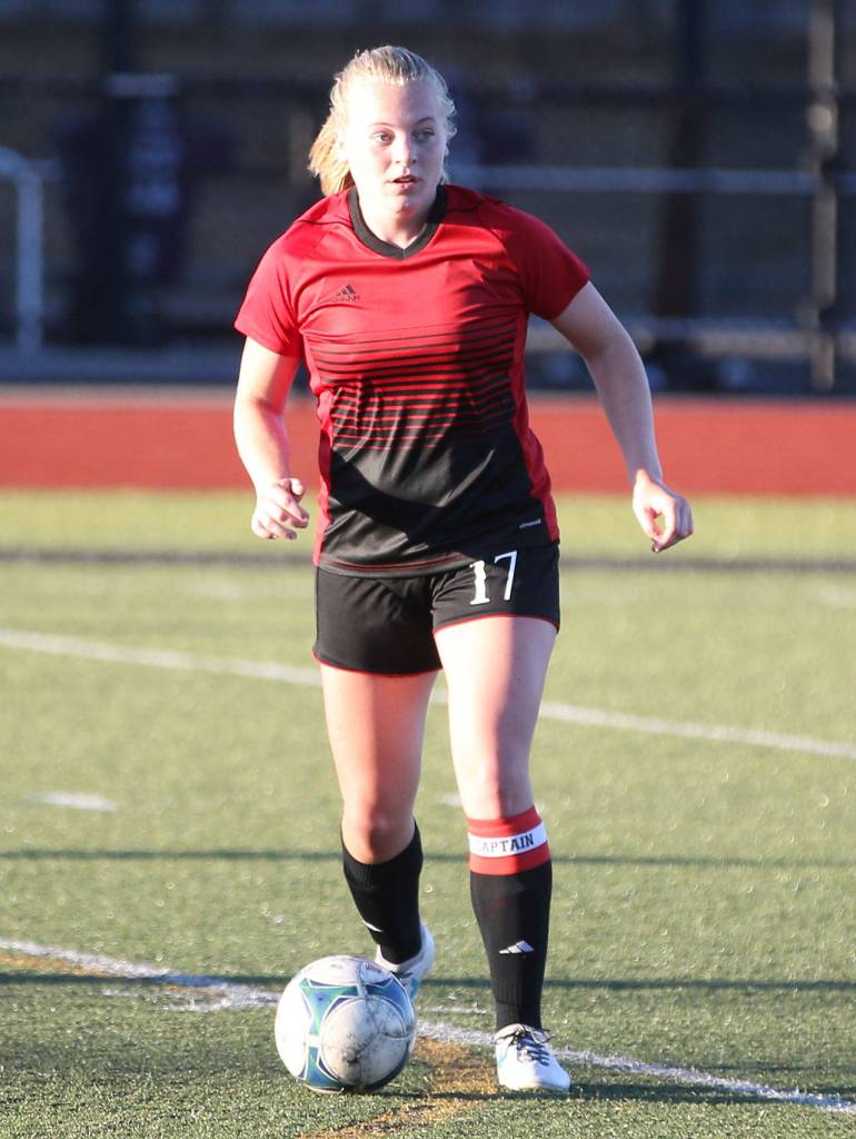 Coupeville&rsquo;s Sage Renninger looks for an open teammate. (Photo by John Fisken)