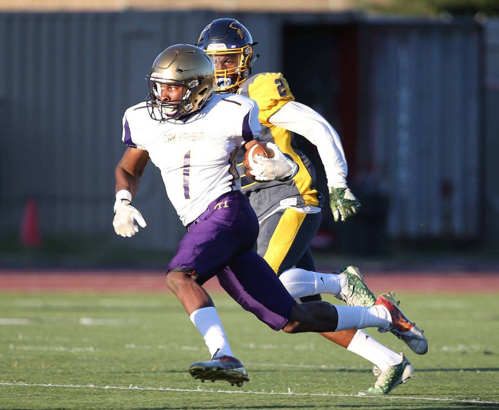 Taeson Hardin flies by a Mariner defender. (Photo by John Fisken)