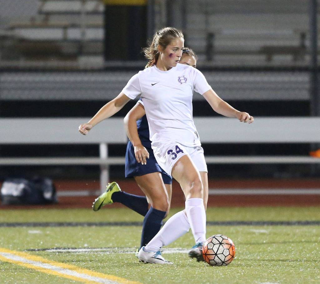 Chloe Wallace looks to pass in Tuesday&rsquo;s match. (Photo by John Fisken)