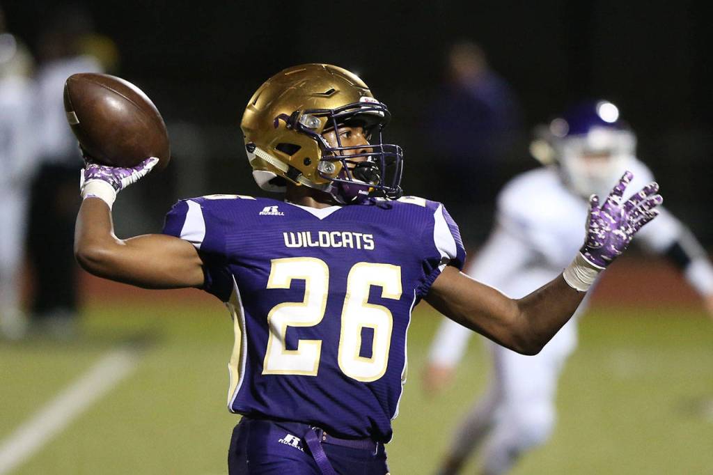 TJ Hollins-Passmore throws a halfback pass for a touchdown. (Photo by John Fisken)