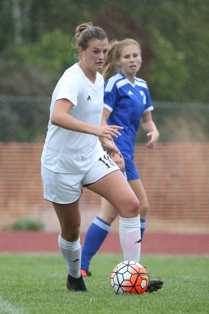 Lindsey Roberts dribbles up the field for the Wolves. (Photo by John Fisken)