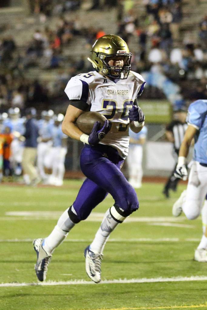 Mac Nuanez heads to the end zone on a 37-yard touchdown run. (Photo by John Fisken)