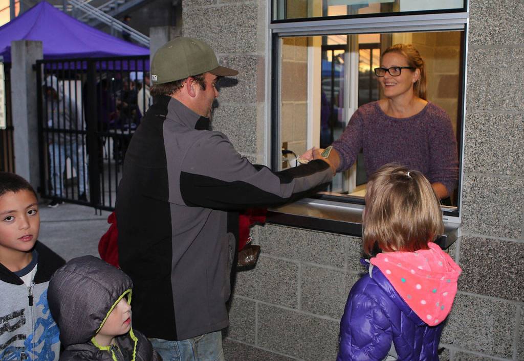 Game-day experience / Football fan photos