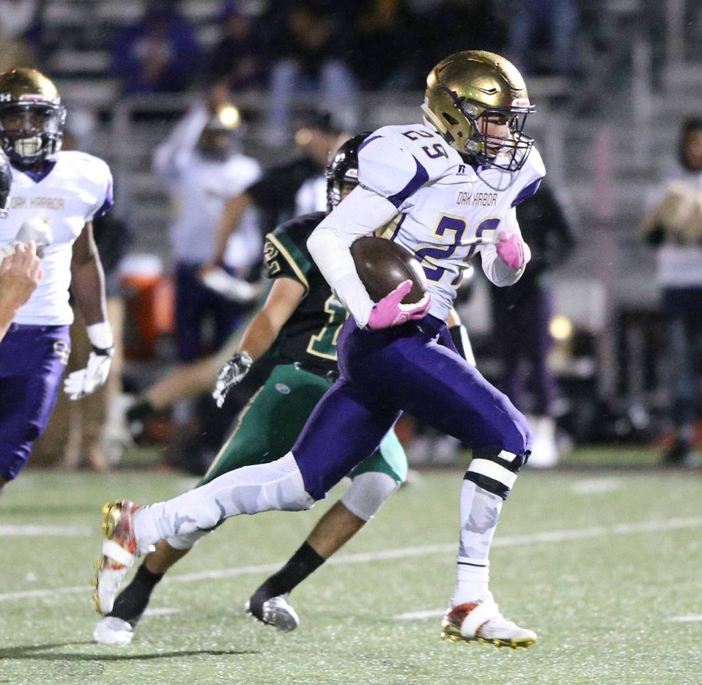 Mac Nuanez bolts for a 45-yard touchdown.(Photo by John Fisken)