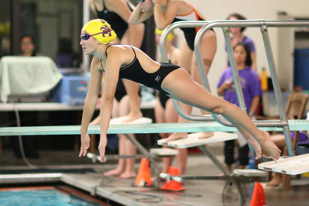 Caitlin Dennen takes off in the 400 freestyle relay. (Photo by John Fisken)