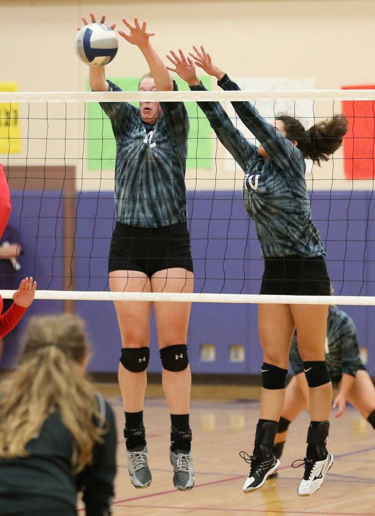 Hailee Blau, left, and Kristina Tirado block a Mountlake Terrace attack.(Photo by John Fisken)