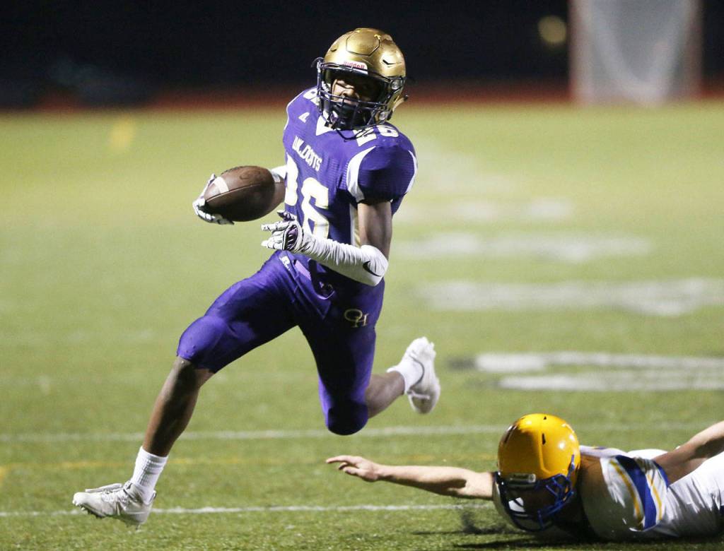 TJ Hollins-Passmore races in for Oak Harbor&rsquo;s touchdown in overtime.(Photo by John Fisken)