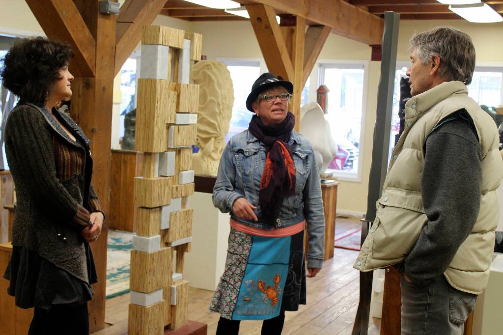 Annabelle Rockwood (left) chats with Therese Kingsbury and Richard Nash in the pop-up gallery, Skulpt Too. Nash is one of dozens of artists showing artwork in several rooms on building&rsquo;s first floor.