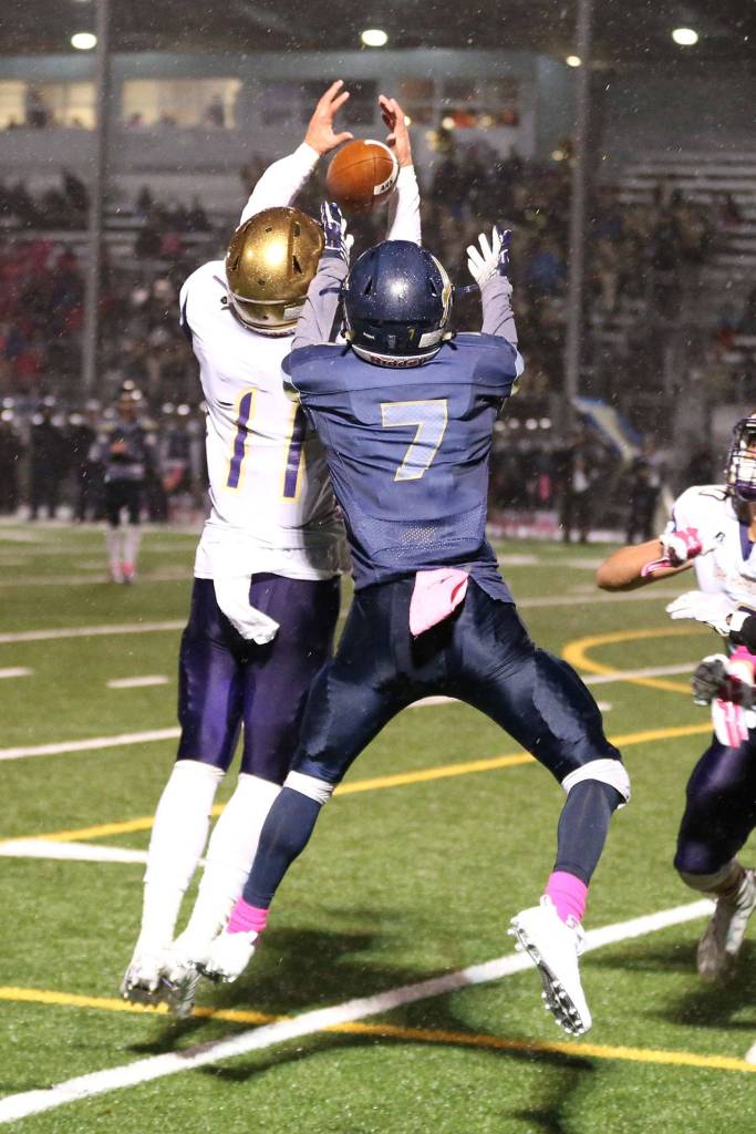 Kyle Nickols (11) breaks up a pass intended for Arlington&rsquo;s Cooper Cummings.Photo by John Fisken