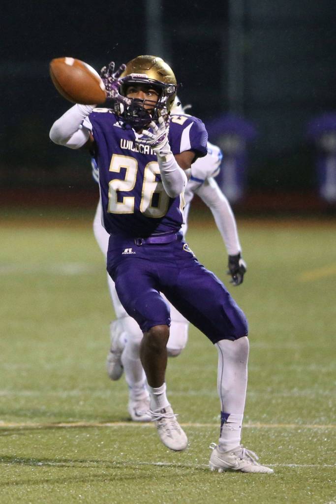 TJ Hollins-Passmore looks in a pass from Jordan Bell.(Photo by John Fisken)