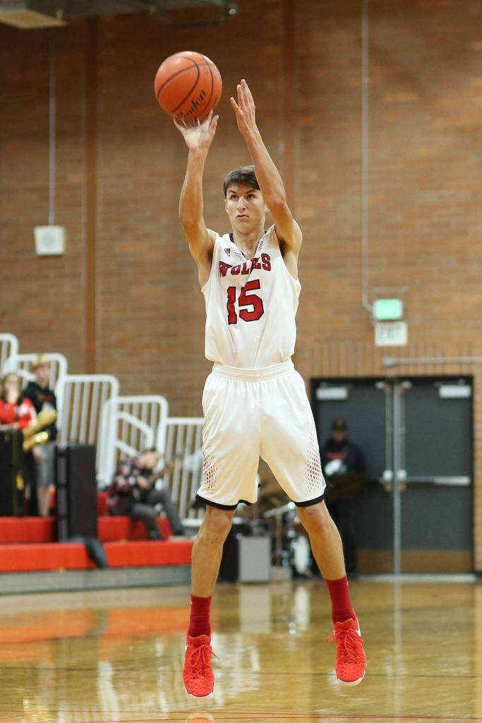 Joey Lippo puts up a jumper against Mount Vernon Christian.(Photo by John Fisken)