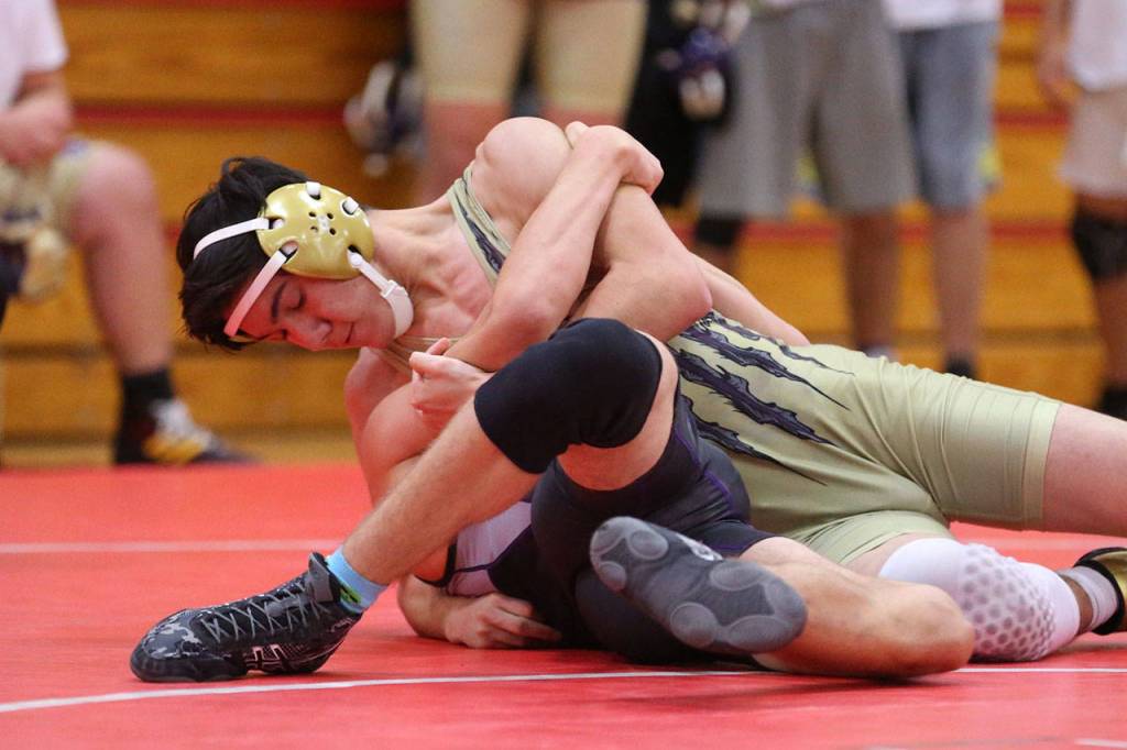 Shingo Johnston turns his Kamiak opponent.(Photo by John Fisken)