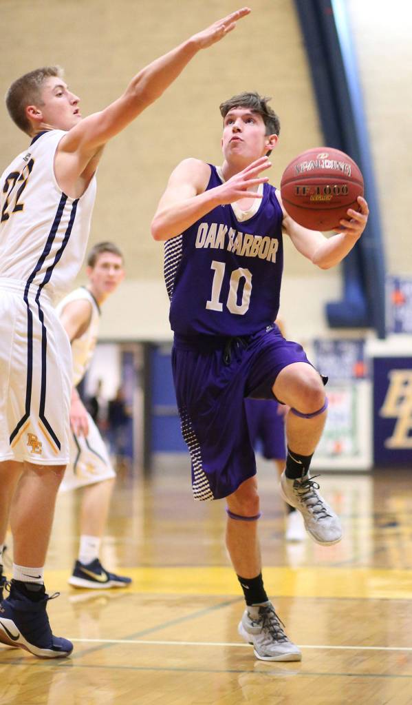 Gabe Salinger jumps past Burlington-Edisons Jackson Reisner.(Photo by John Fisken)
