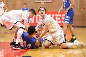 Vikings ride big fourth quarter to win over Wolves / Boys basketball