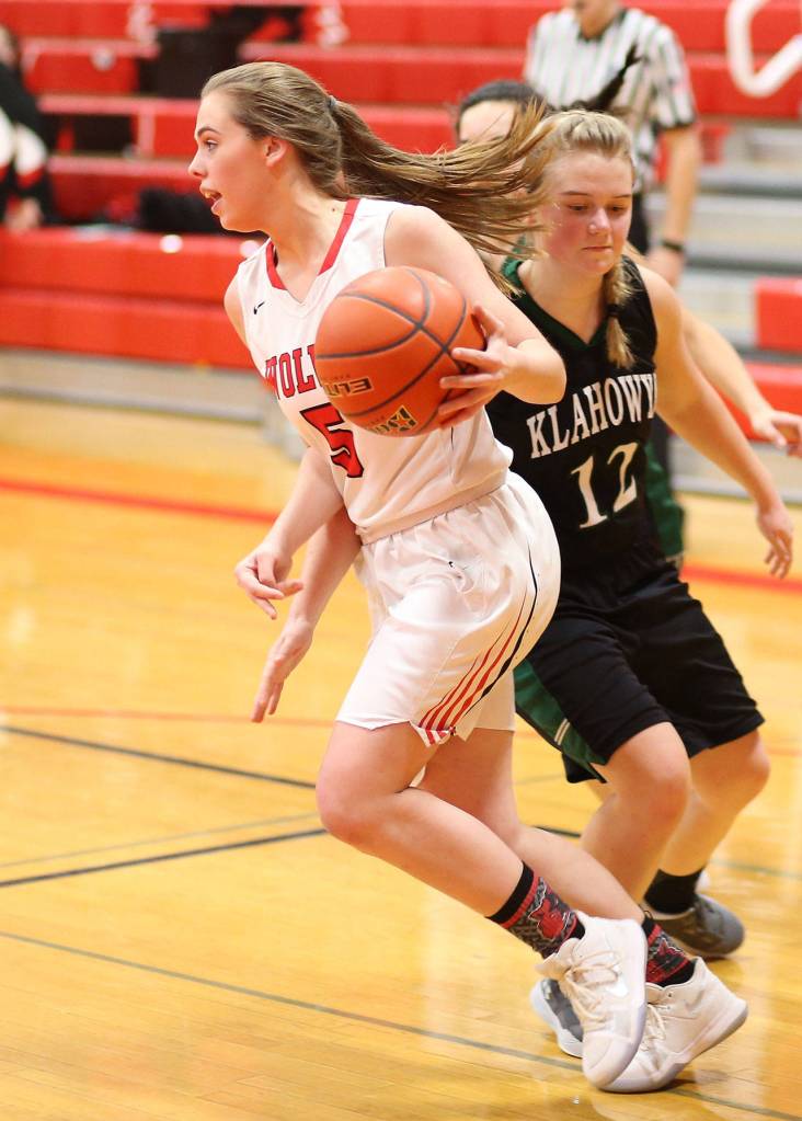 Coupevilles Kyla Briscoe beats Klahowyas Karli Eberhard off the dribble. (Photo by John Fisken)
