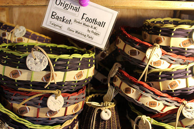 These round tray baskets are sized to fit a bag of chips and contain colors of popular football teams.