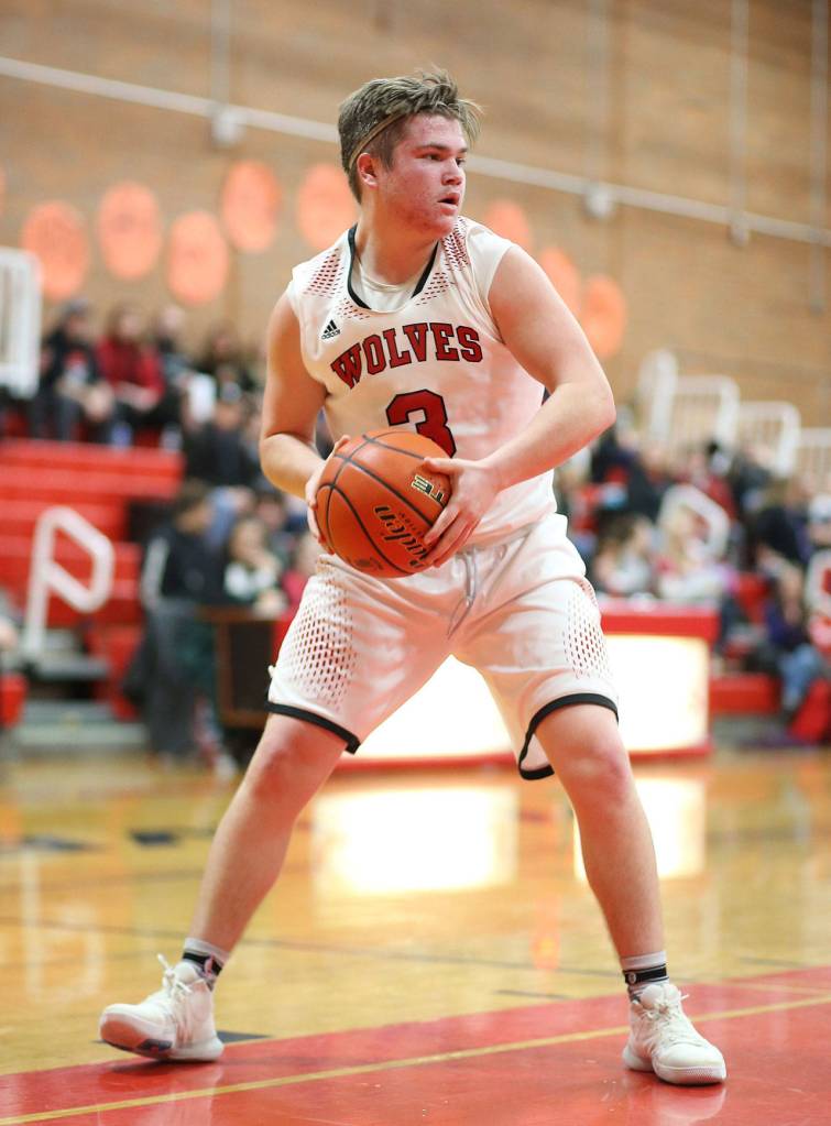 Hunter Downes looks for an outlet after grabbing a rebound.(Photo by John Fisken)