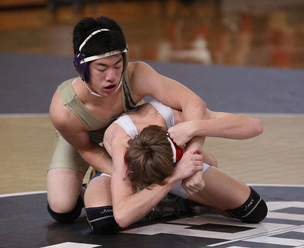 Oak Harbors Jakob Dailey, top, defeats Shorecrests Kelvin Schmidt 3-1 to take fifth place.(Photo by John Fisken)