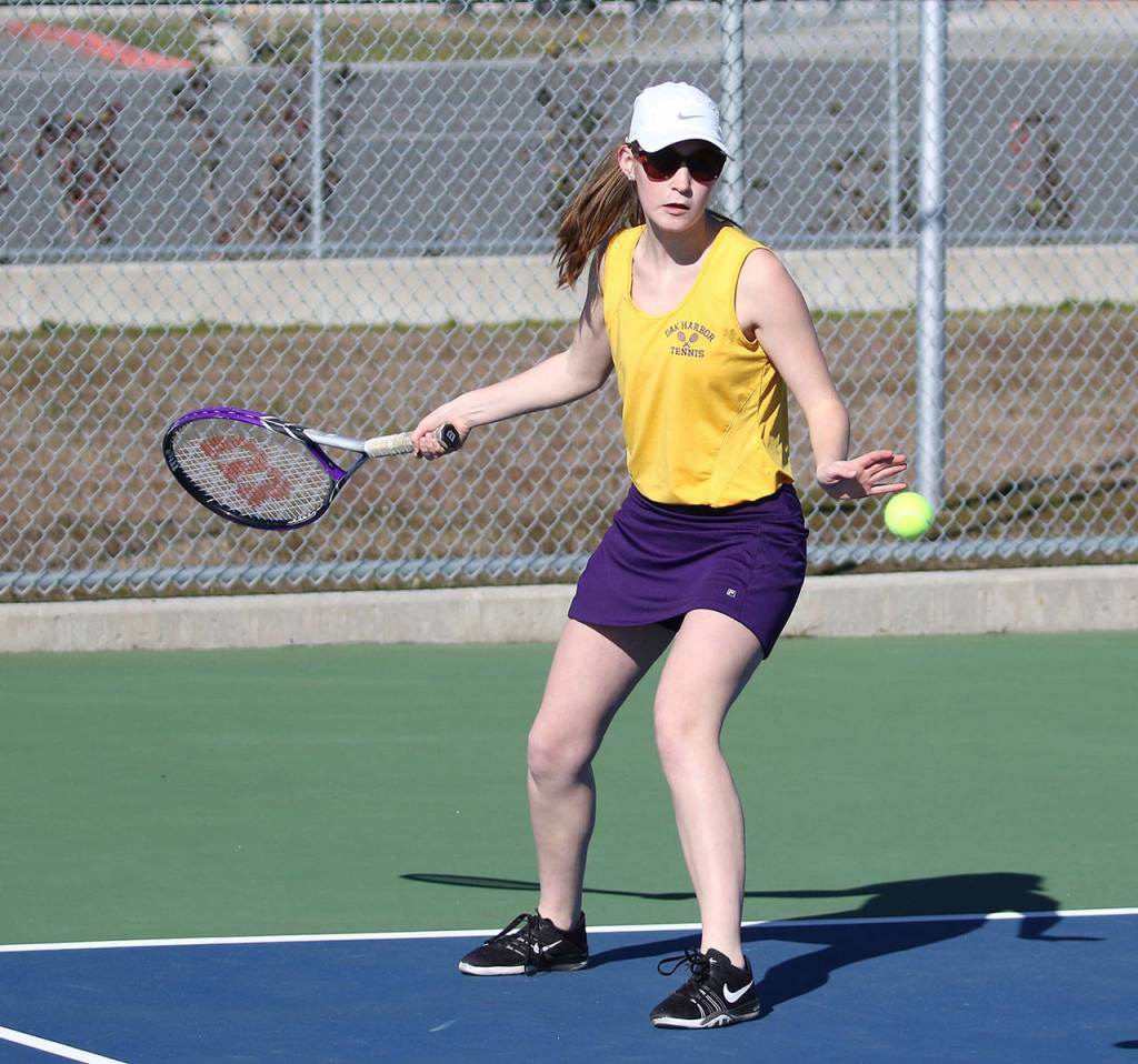 Danielle Lonborg gets ready to return a shot against the Warriors.(Photo by John Fisken)