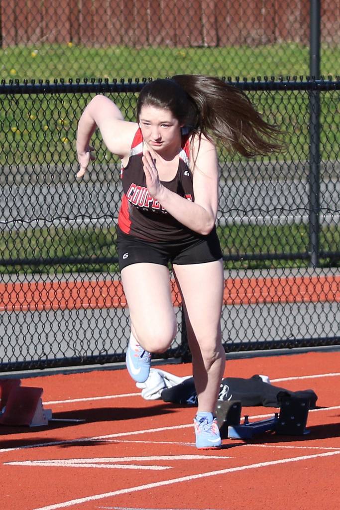 The Wolves Ashlie Shank bursts out of the blocks in the 200 meters.(Photo by John Fisken)