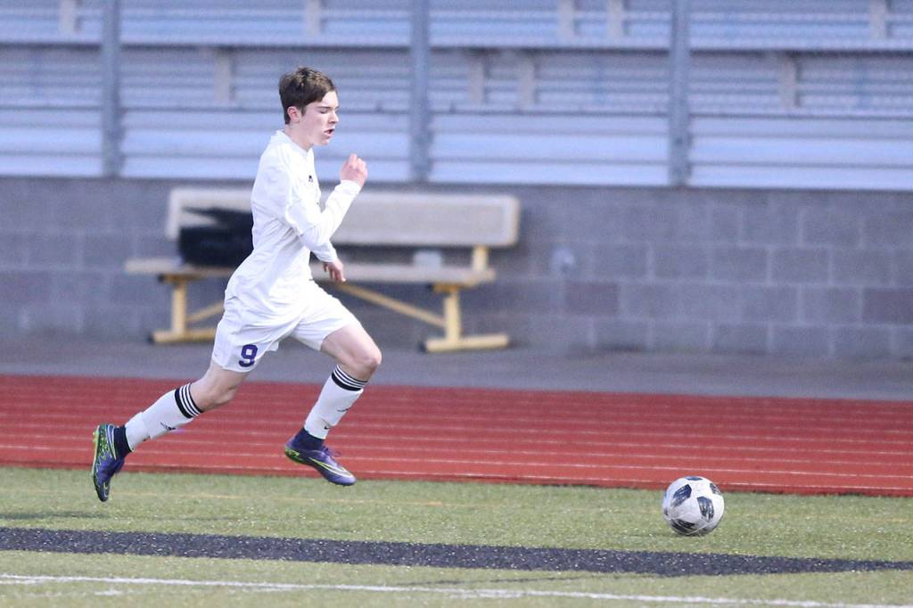 Jaydon Wallace races up the sideline in Fridays match.(Photo by John Fisken)