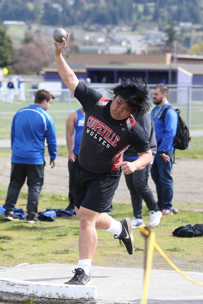 Ryan Labrador puts the shot to third place.(Photo by John Fisken)