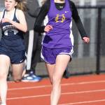 Courtney VanGiesen works her way to the front to win the 400 meters.(Photo by John Fisken)