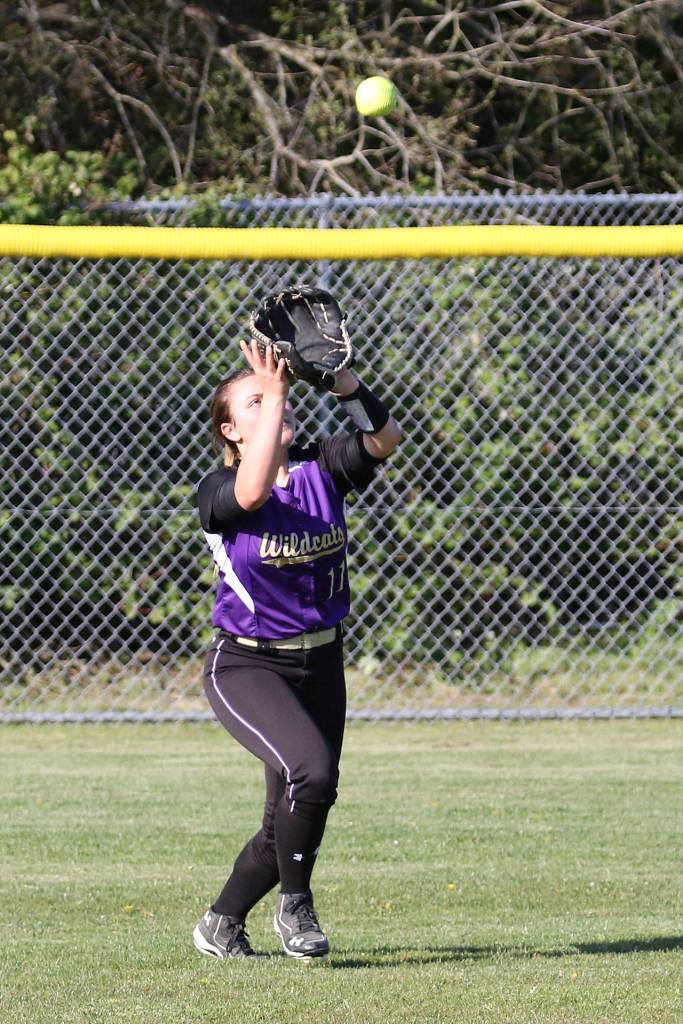 Left fielder Samantha Payne looks in a fly ball.(Photo by John Fisken)