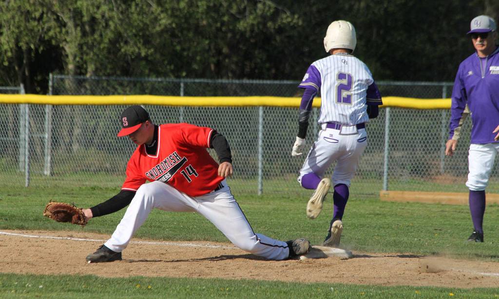 Joe Dixon hustles to first as Snohomishs Davis Buckner makes the catch Wednesday.(Photo by Jim Waller/Whidbey News-Times)
