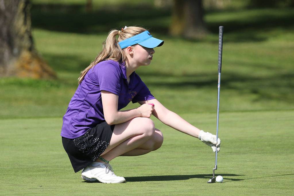 Hannah Rogers lines up her putt.(Photo by John Fisken)